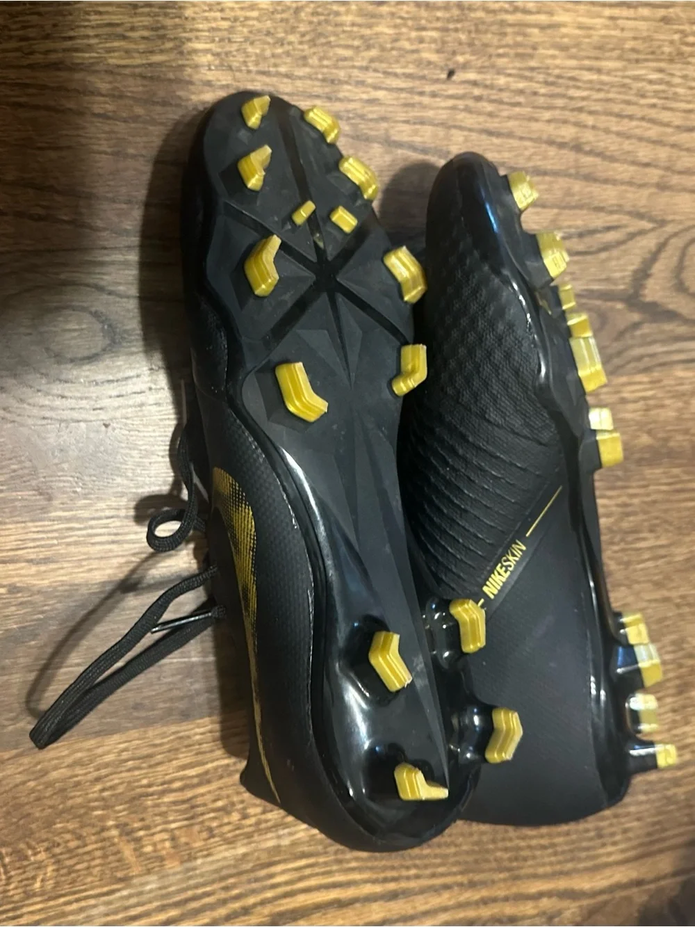 Nike Kids phantom venom Soccer Cleats size 5